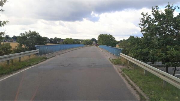 2023-08-11 Baufällig - die Brücke über die Autobahn 24 bei Dodow