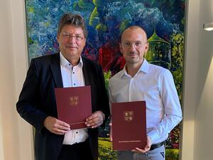 2023-08-23 Fördermittel-Übergabe im Landratsamt in Parchim -Wirtschaftsminister Reinhard Meyer und Landrat Stefan Sternberg. (c) Landkreis Ludwigslust-Parchim
