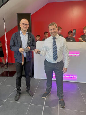 2023-08-28 Schlüsselübergabe - Landrat Sternberg übergibt offiziell den Teilneubau an Schulleiter Dr. Marcel Warmt