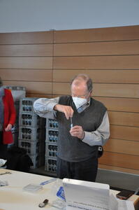 2021-01-21 Dr. Konrad Rösel macht einen Schnelltest