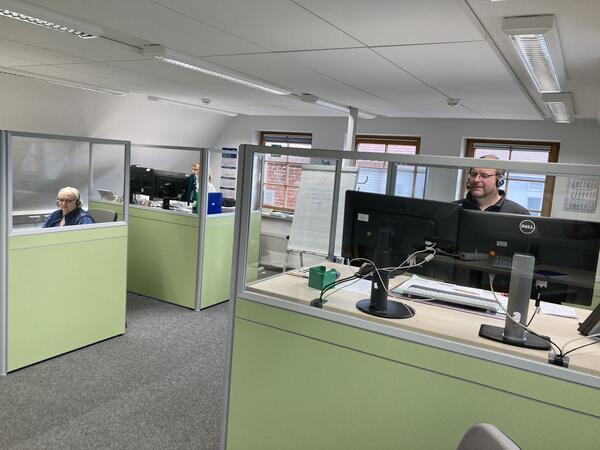 Die Landkreis-Hotlines sind gut frequentiert: Kolleginnen und Kollegen aus den unterschiedlichsten Fachbereichen unterstützen mittlerweile wechselschichtig das Servicecenter.