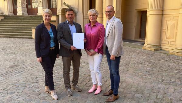 2024-05-14 Schulbauprogramm MV_Erster Fördermittelbescheid für Gemeinde Lewitzrand im Landkreis - MPin Manuela Schwesig, Sebastian Fynnau, Simone Oldenburg, LR Stefan Sternberg