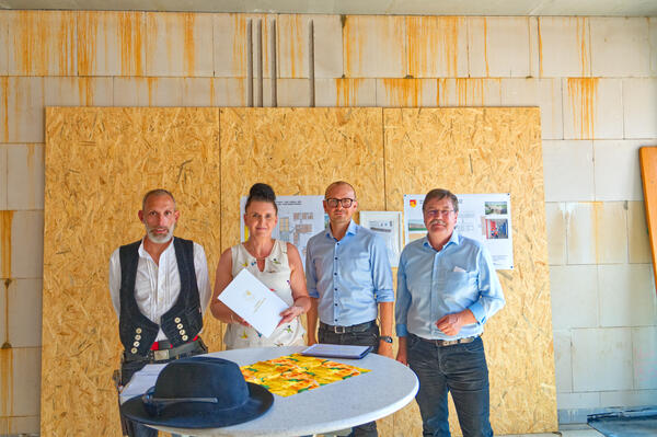 2024-09-05 Schulbauprogramm MV - Fördermittel - Zimmerer Alexander Hannig, Bürgermeisterin Madlen Spelling, Landrat Stefan Sternberg und ehemaliger Bürgermeister Ronald Radscheidt