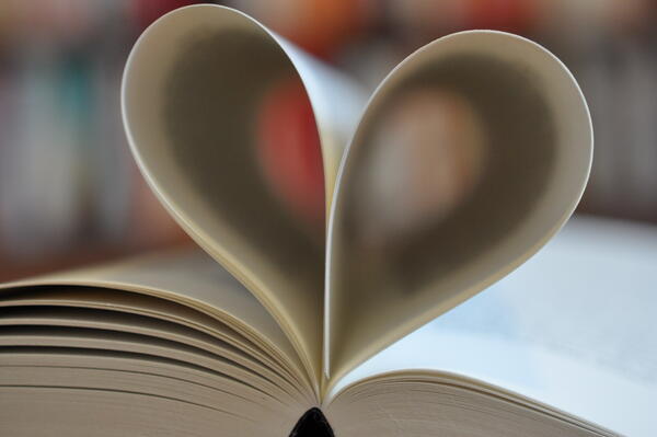 Ein Herz geformt aus Buchseiten
