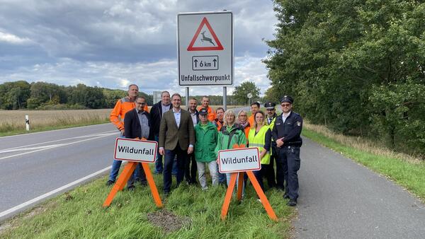 2025-09-29 An der B321 zwischen Bandenitz und Sudenhof sowie weiteren Unfallschwerpunkten haben der Landkreis LUP und Partner Wild-Warnschilder aufgestellt