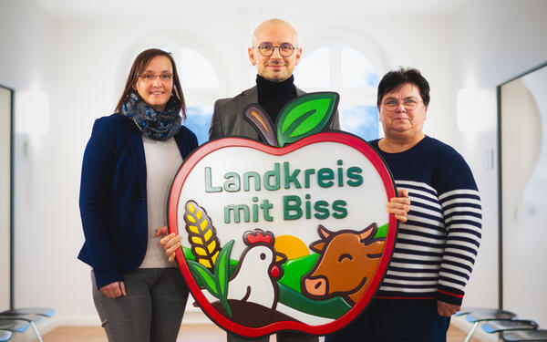 Freuen sich gemeinsam auf die Jahreskampagne "Landkreis mit Biss": Nicole Gottschall, Landrat Stefan Sternberg und Heike Kasten (vl.)