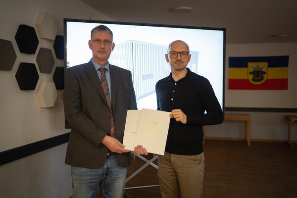 2026-03-13 Gro&szlig;e Freude in Tessin_Landrat Stefan Sternberg &uuml;berreichte einen Zuwendungsbescheid an Tessins B&uuml;rgermeister Gunnar Lorenz