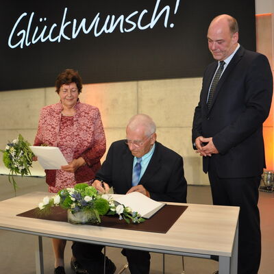 2021 Eintrag ins Goldene Buch des Landkreises LUP - Kuno Karls aus Hagenow (mitte) mit Gisela Schwarz und Olaf Steinberg (c) Landkreis Ludwigslust-Parchim