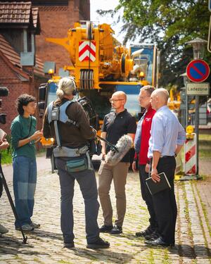 2026-07-03 Pressekonferenz als der Kran kommt