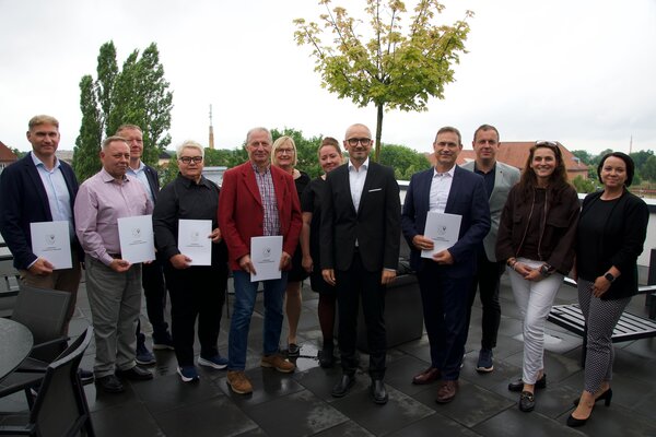 2026-07-06 Landrat Stefan Sternberg &uuml;bergibt F&ouml;rdermittel f&uuml;r Wegebau (Landkreis Ludwigslust-Parchim_Florian Weiss)