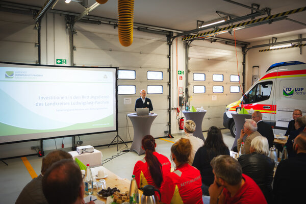 2026-07-07 Investitionsoffensive im Rettungsdienst des Landkreises startet (c) Landkreis Ludwigslust-Parchim_Hannes Mekelburg