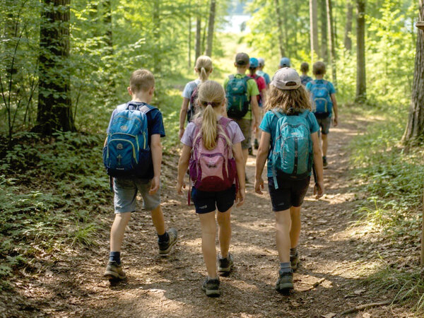 2026-07-21 PM Ferienprogramm f&uuml;r Grundschulkinder beim Landkreis LUP - Beispielfoto KI generiert