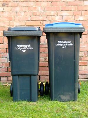Hausmüll- und Altpapiertonne