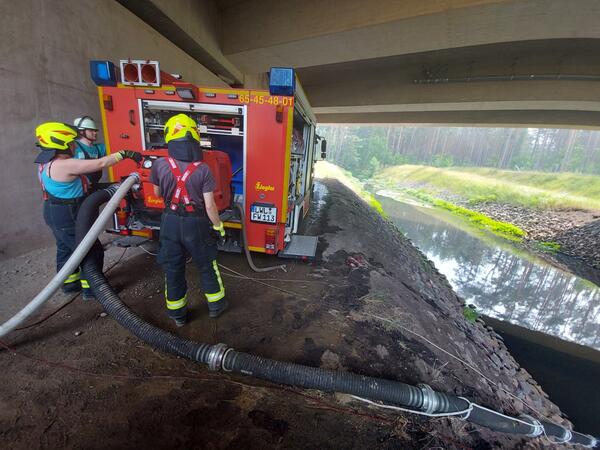 2021-06-19-Wasserentnahme-Waldbrand-zwischen-Woebbelin-und-A14