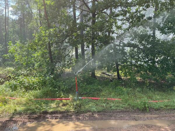 2021-06-21-Waldbrand-bei-Woebbelin-Beregner-im-Einsatz