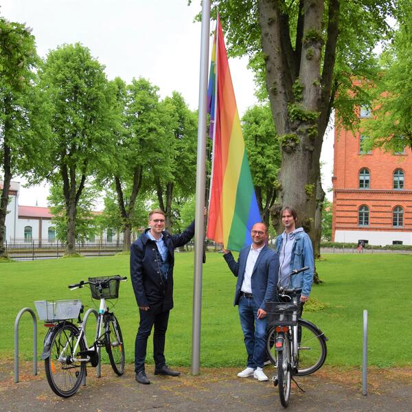 2022-05-17 Regenbogenflagge gehisst Lukas Völsch, Nico Conrad und Sebastian Witt