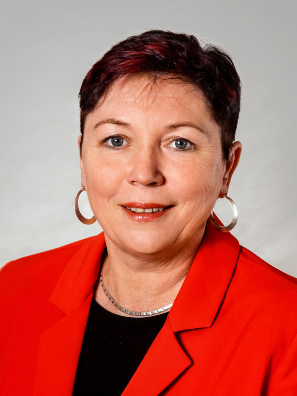 Auf diesem Foto ist Frau Doktor der Medizin, Ute Siering, zu sehen. Sie ist die Leiterin des Fachdienstes Gesundheit.