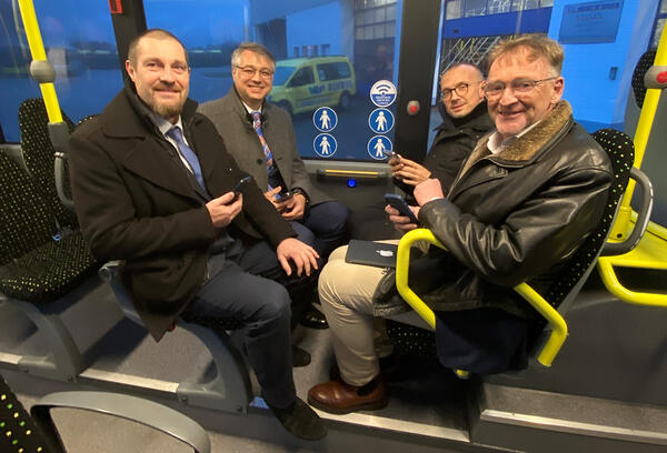 2023-01-04 Testen das WLAN im Bus - Stefan Lösel_Thomas Murche_Stefan Sternberg_Volker Buck